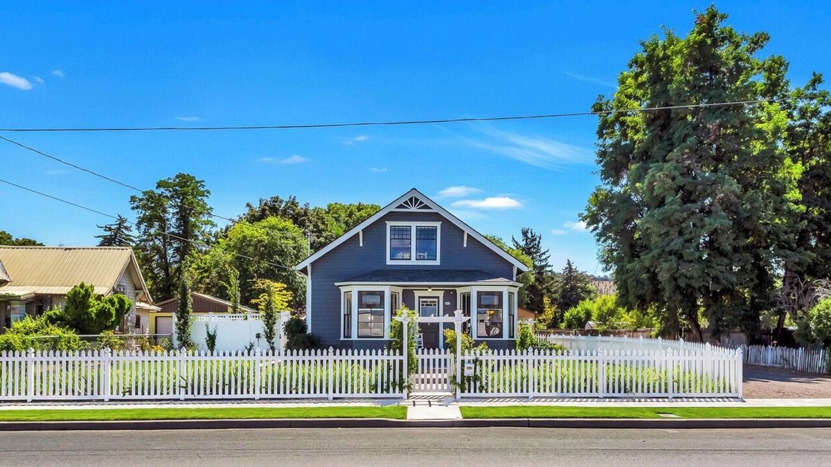 Prineville House | LaFollette - Restored Queen Anne cottage with vintage charm and modern amenities