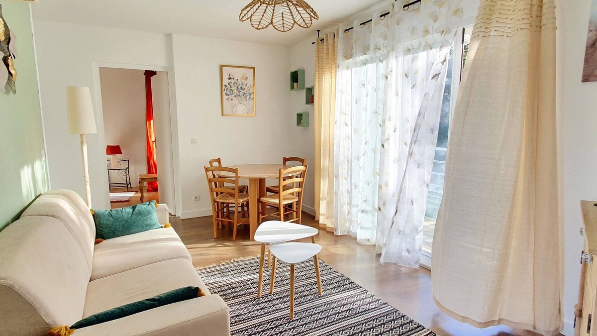 Lagord Apartment | Lagord apartment with swimming pool 5min from La Rochelle beaches and town center