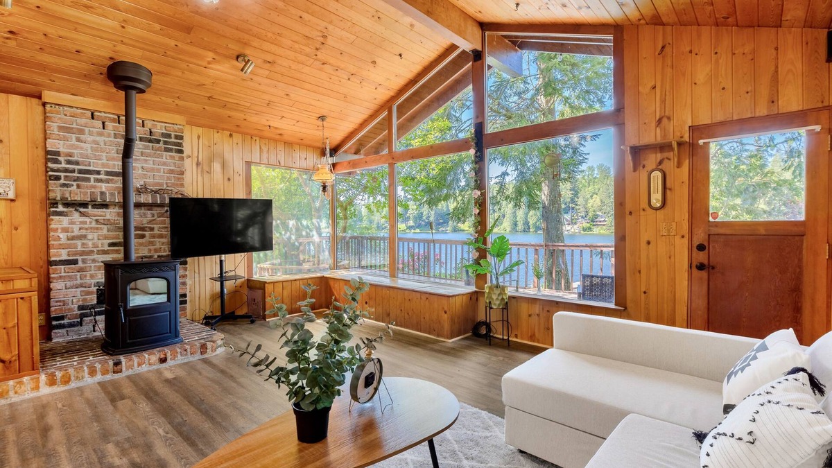 Black Diamond Cabin | Lake access cabin near trails and spring