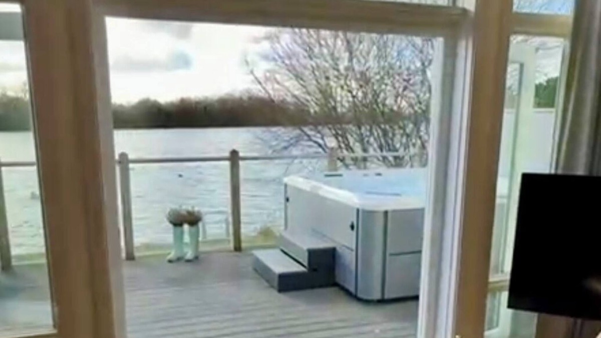 South Cerney Cabin | Lake Access, Hot Tub, 4+MBed, 3Bth, Landings, Cotswolds Water Park, Sth Cerney