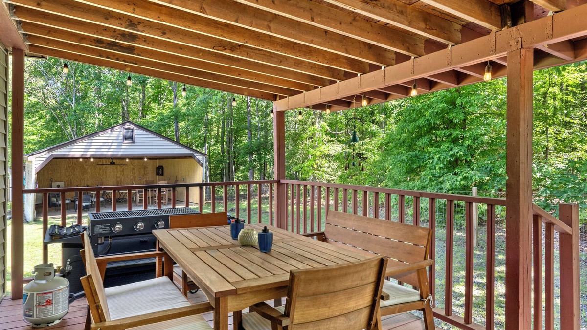 Livingston House | Lake Anna Rental-3min walk! Gated 3BR, covered game barn, king bed, 2 fire pits
