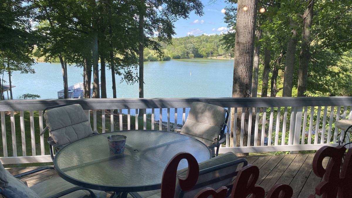 Mineral House | Lake Anna Public Side One Bedroom & Full Bathroom and is a room rental!