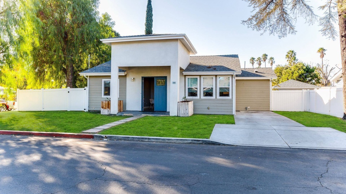 Lake Balboa House | Lake Balboa Compound