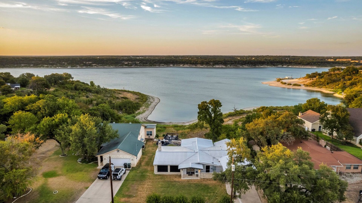 Killeen House | Lake Belton Get away with AMAZING View RENT TWO NIGHTS GET ONE FREE in APRIL
