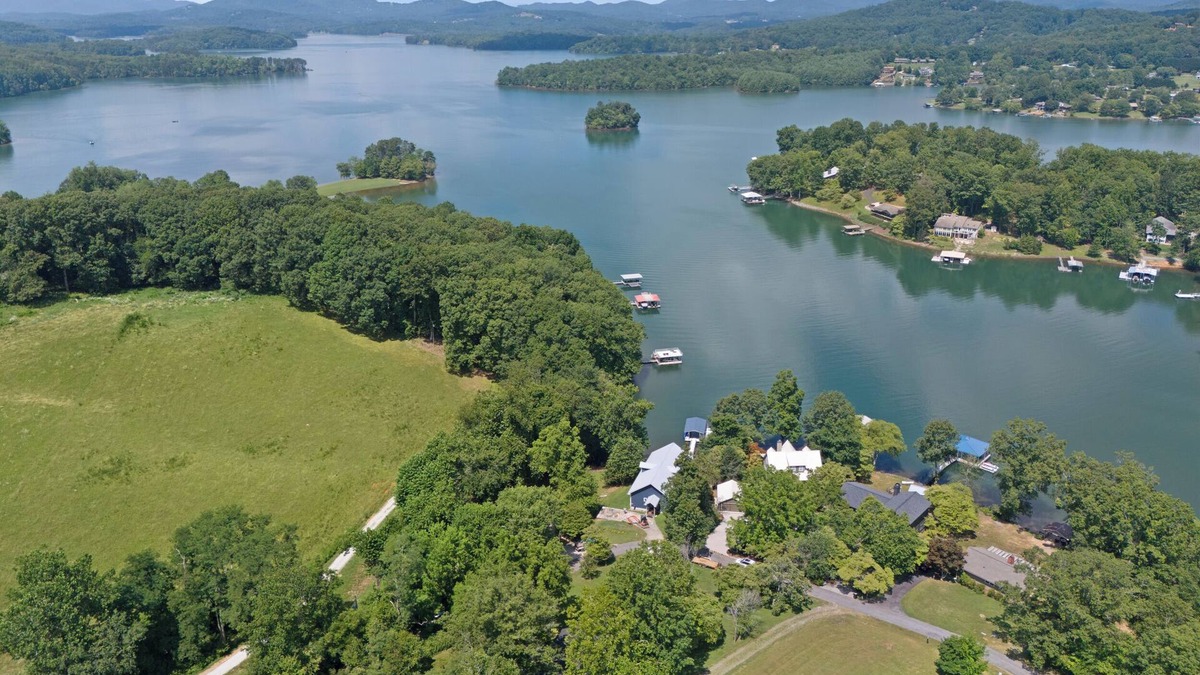 Elf House | Lake Breeze Cottage - by Chatuge Home Concierge Lake access, fire pit, hot tub, canoe, kayak