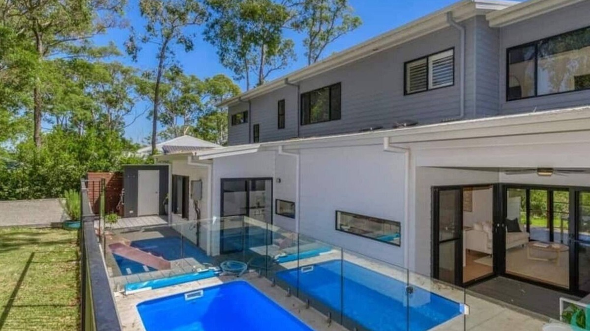 Murrays Beach House | Lake Breeze - your relaxing bushland escape, pool, fireplace and lakeside walks