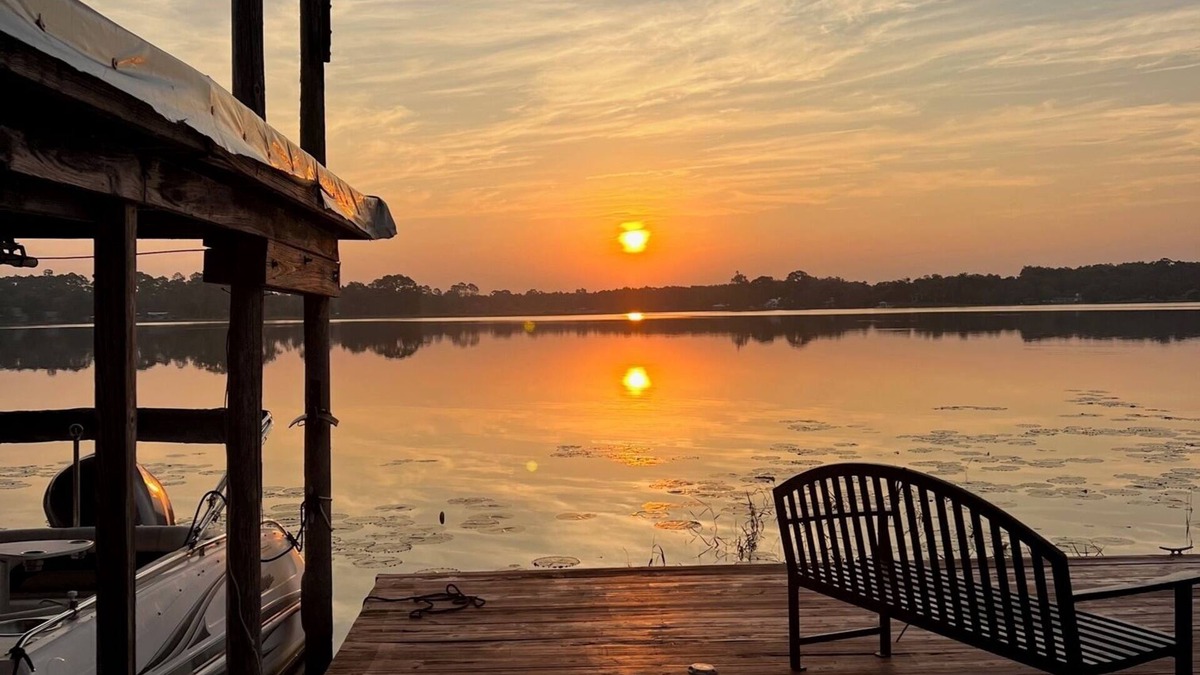 Pomona Park Cabin | Lake Broward rustic cabin with pool!