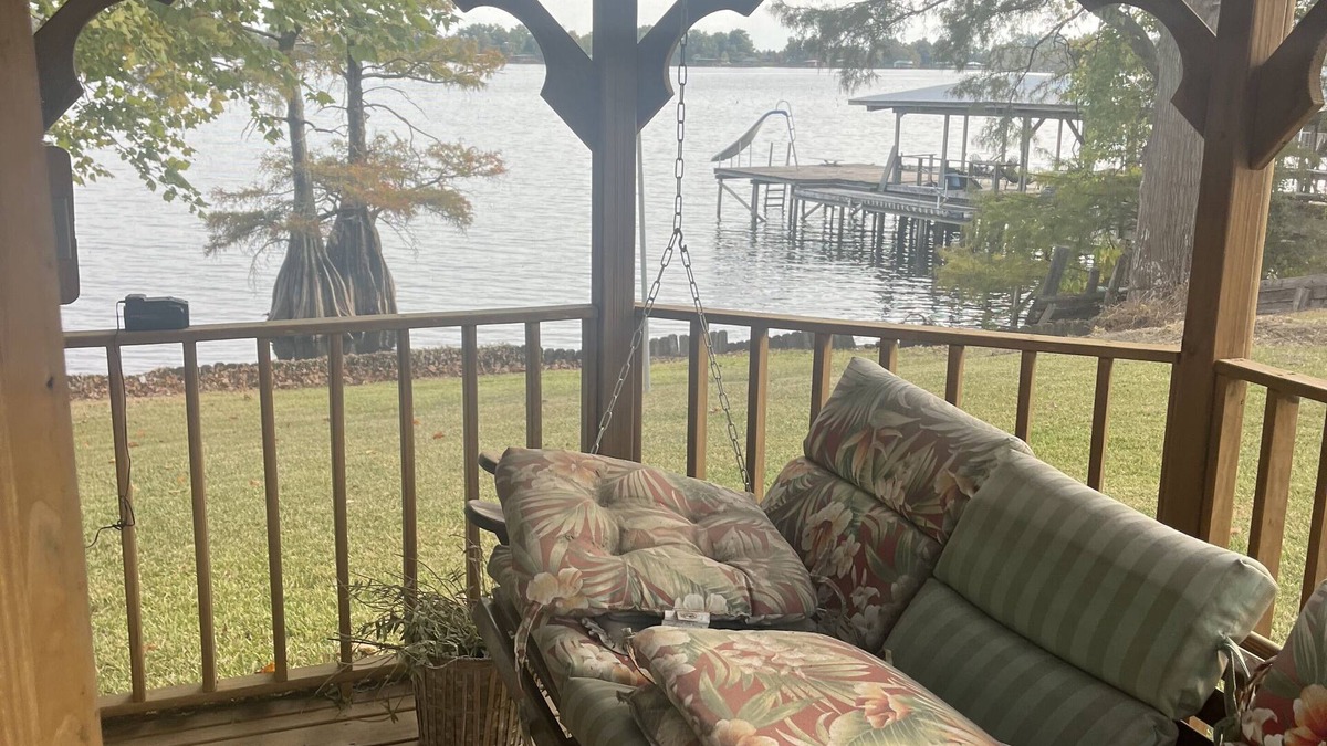 St. Joseph House | Lake Bruin deep water Lot. Gazebo and Camper trailer available Wi Fi