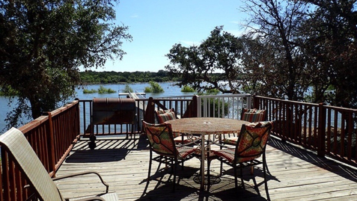 Buchanan Dam House | Lake Buchanan Waterfront B & R Lodge