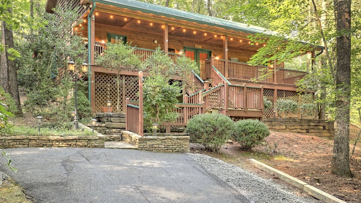 Wiley Cabin | Lake Burton Retreat: Cozy Cabin & Near Eateries