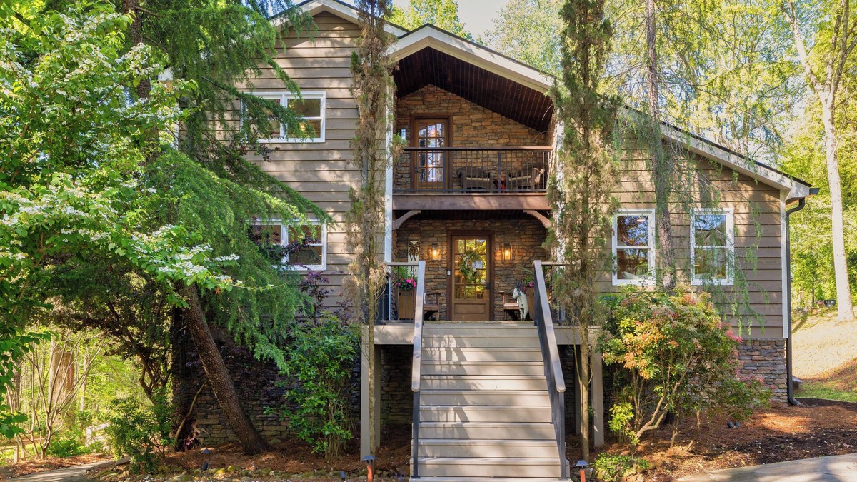 Buford House | Lake Cabin! Private Dock/Hot Tub/8 Beds/Pool Table/Ping Pong Tablen