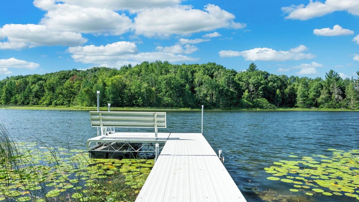Oxford Cabin | Lake Cabin w/King Bed & Fire Pit near Dells