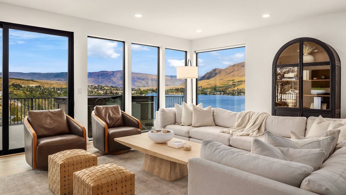 Chelan Villa | Lake Chelan Luxury Villa – Stunning Views l Beach Pool Spa Sauna