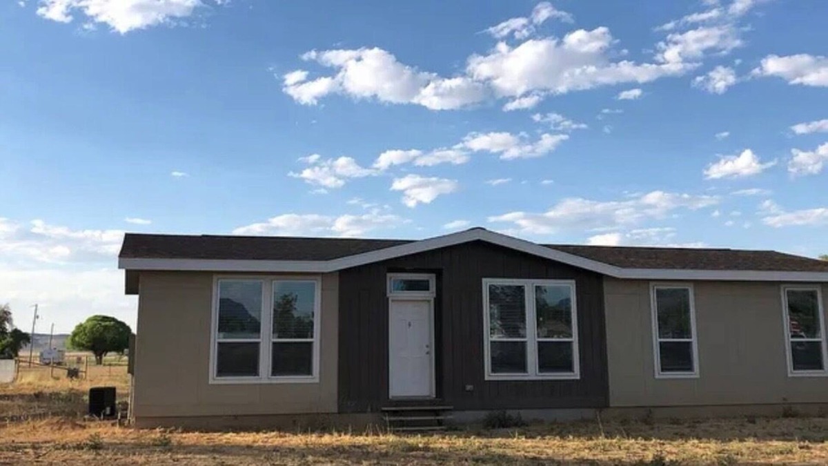 Scipio House | Lake close room to relax 😎bring horses . Trailer, & sxs parking off of main st.