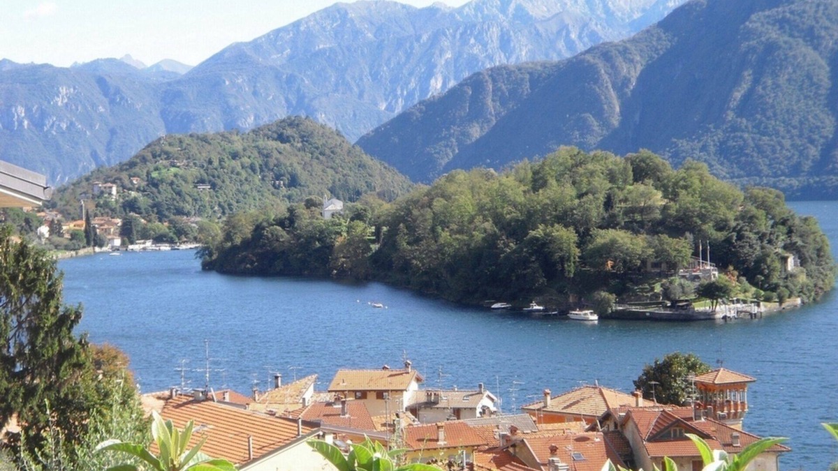 Sala Comacina Apartment | Lake Como villa with garden and spectacular view of the lake and mountains.