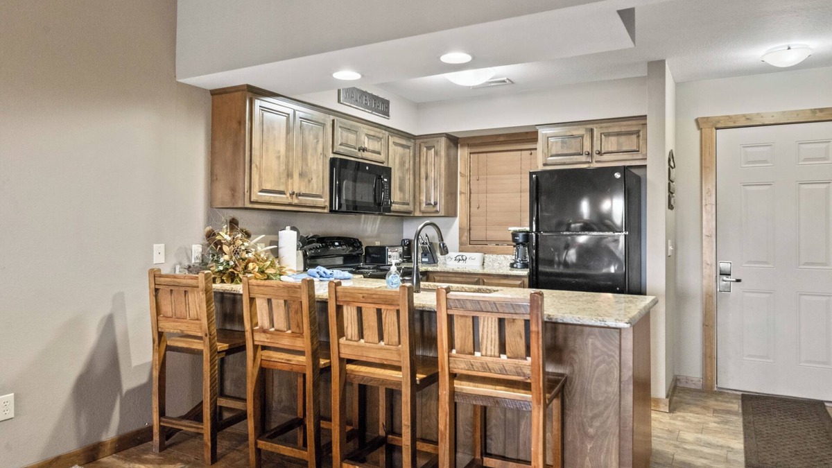 Indian Point Condo | Lake Condo for 10, Free Use of Kayaks + Many More Resort Amenities. Ticket & Golf Deals!