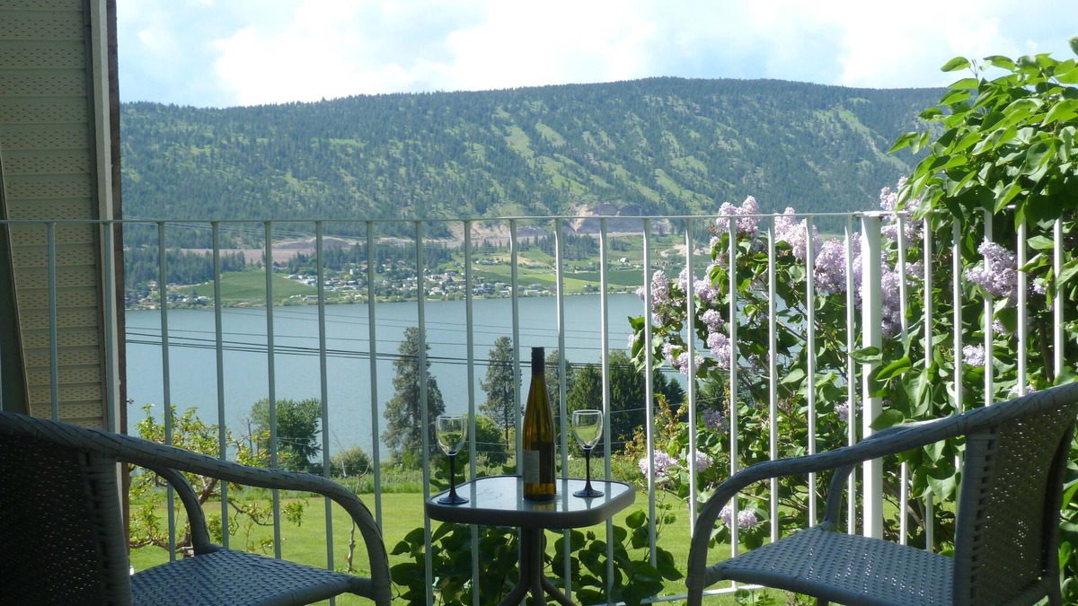 Central Okanagan House | Lake Country, Vineyard and Walnut grove setting, Wood Lake view