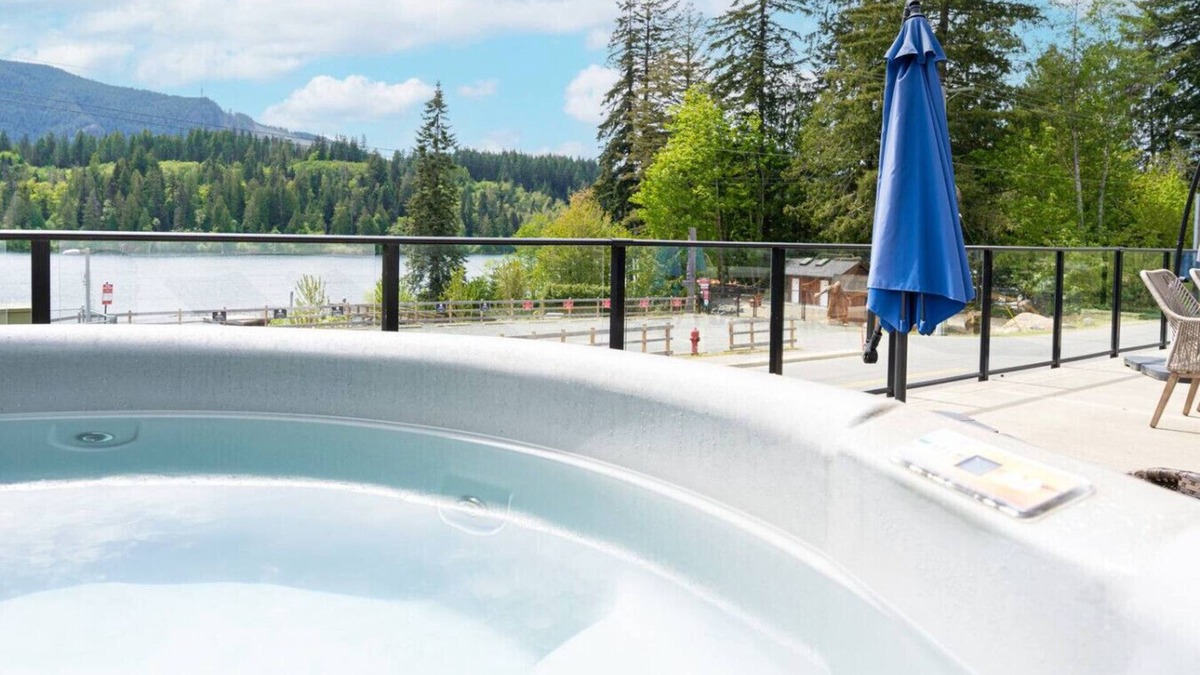 Youbou Apartment | Lake Cowichan Lookout | Lakefront | Hot Tub | Pets