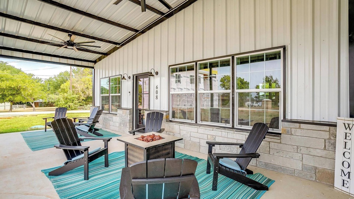 Bridgeport House | Lake Days Await Boat Parking Big Porch
