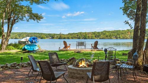 Pocono Summit House | Lake Daze by AvantStay Lakefront w Modern Interior Enclosed Porch Hot Tub