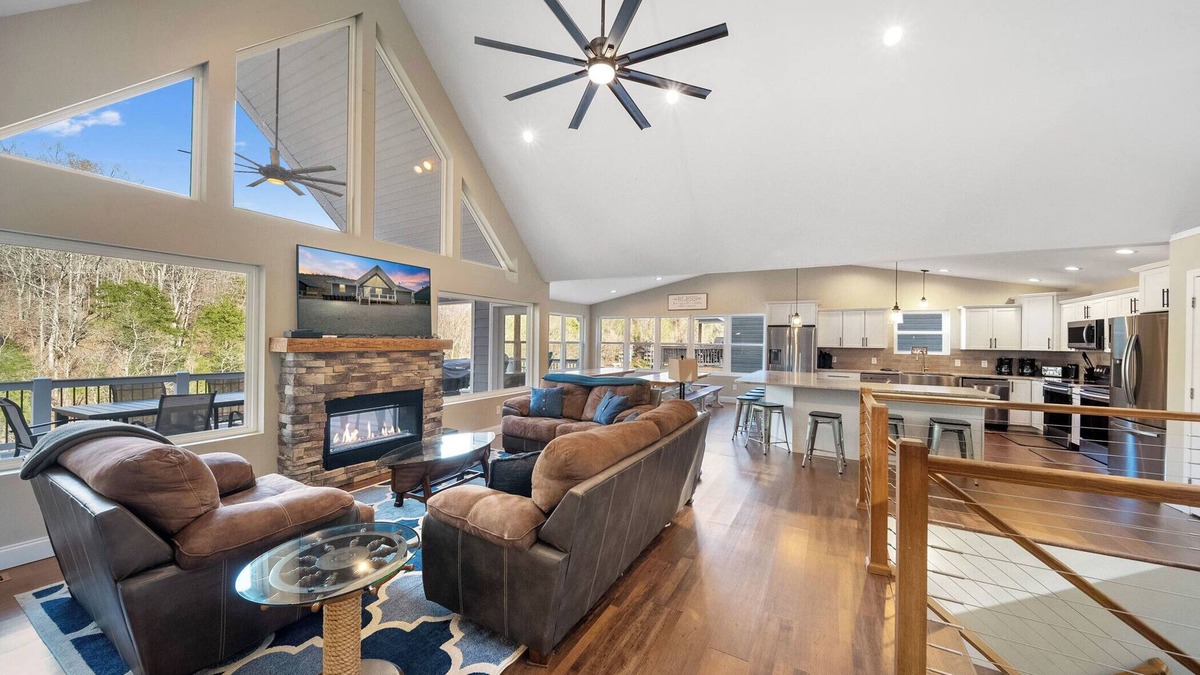 La Follette House | LAKE DAZE-Lakefront/No Wake/9br/12ba/Private Dock/Hot Tub/Sleeps 32