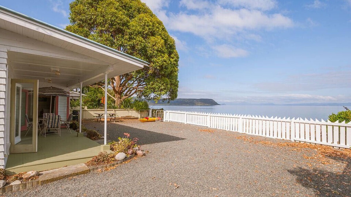 Waitahanui Cottage | Lake Edge Cottage - Waitahanui Holiday Home