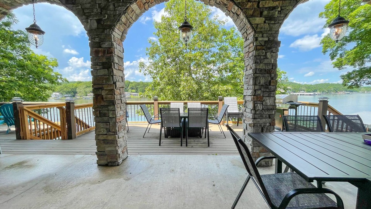 Roach House | Lake Escape - 9 Bdrm w/Awesome Decks & Dock