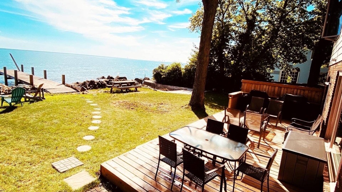 Amherstburg House | LAKE Escape Retreat - Onsite Beach Dock Waterfront Boat Ramp