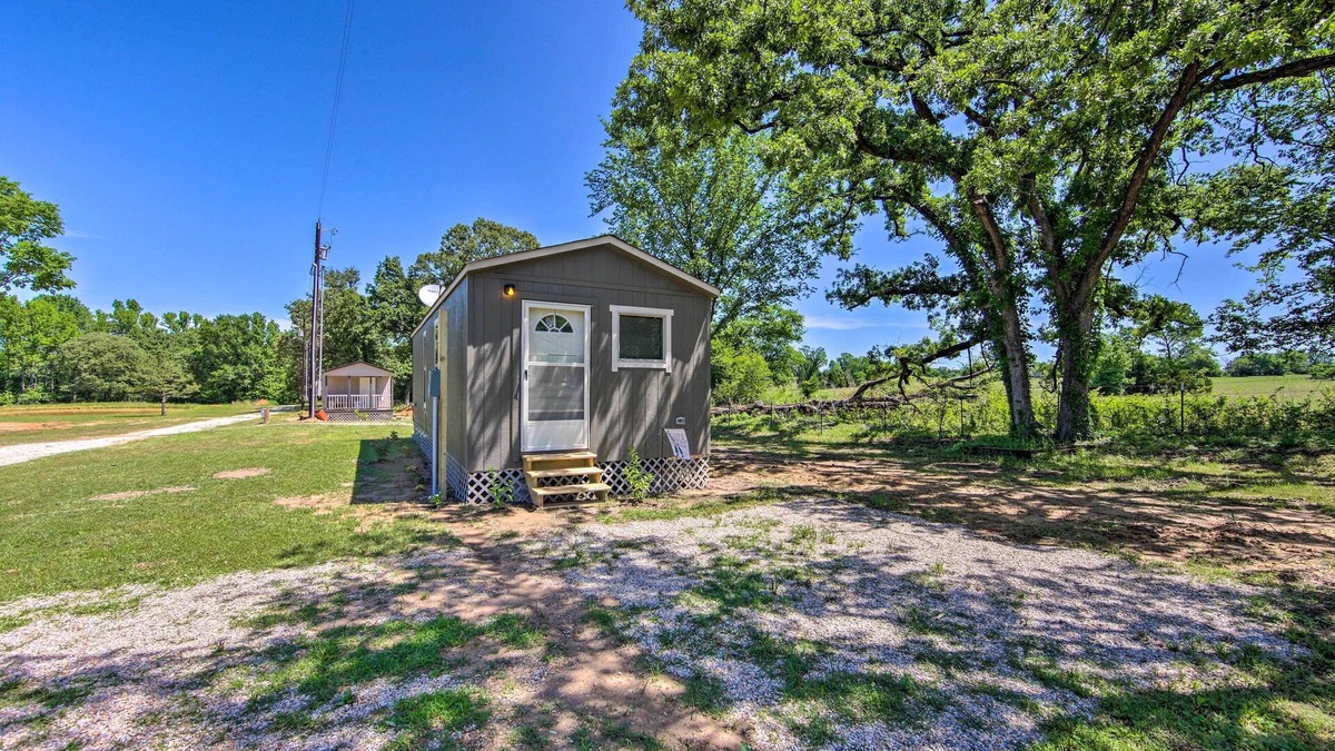 Alba House | Lake Fork Getaway: Tiny Home in Alba w/BBQ!