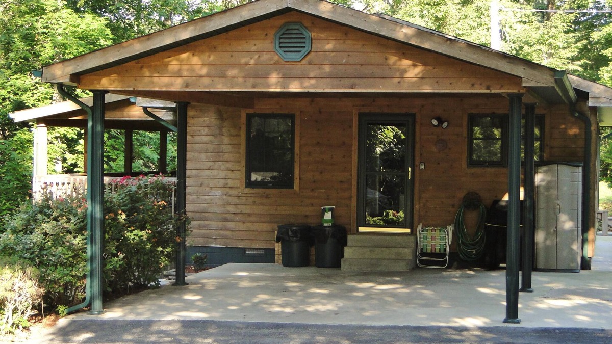 Rock Harbor House | Lake Front 2-Bedroom Home W/Privacy! Beautiful Views & Numerous Amenities.