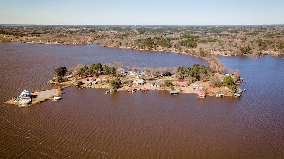 Farmerville House | Lake Front | 2 Boat Slips | Hot Tub | Game room
