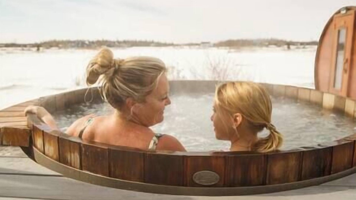 Gimli House | Lake Front 4 Bedroom Home with Hot Tub & Sauna