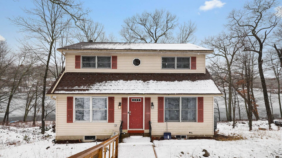 Bushkill House | LAKE FRONT HOME in SAW CREEK, BUSHKILL