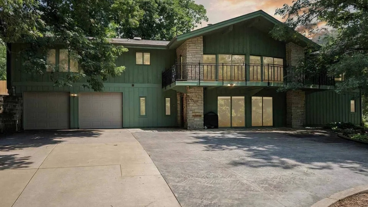 Oakdale House | Lake front home in Solon, close to University of Iowa, Iowa City & Cedar Rapids.