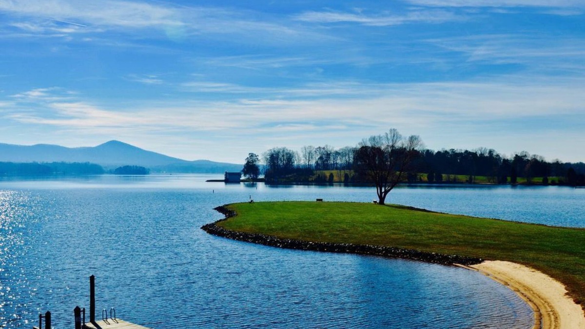North Shore House | Lake front, kayaks, SUP, WiFi, Views, pools,resort,beaches,docks