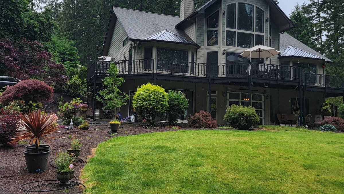 Dorena House | Lake front LAWN FLOOR of bi-level home.n bottom floor only. private entrance.
