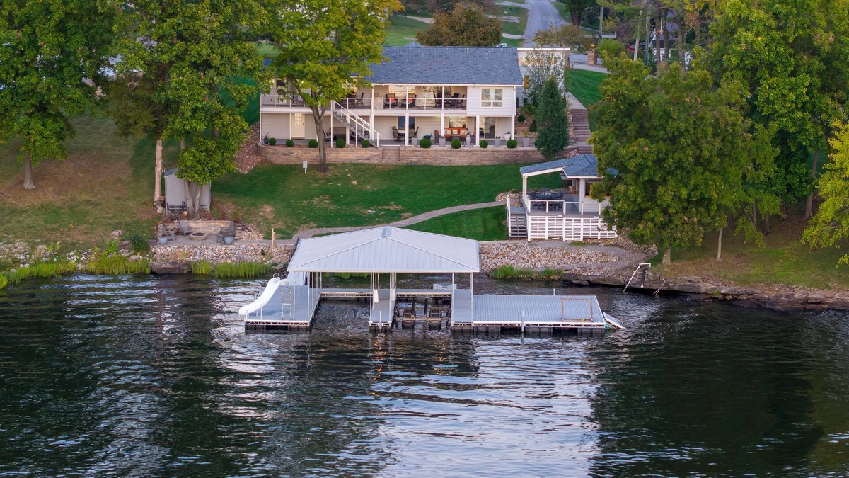 Marion House | Lake Front Luxury-5 beds, 3 baths, Tiki Bar, 2 slip dock