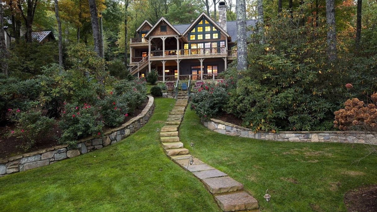 Lake Toxaway House | Lake-front luxury is waiting in the Grant-McDonald Lake Home.