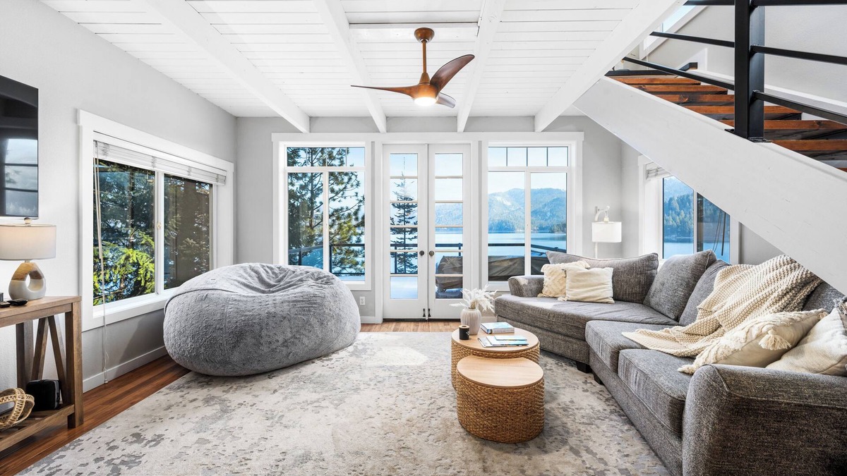 Clarksville Ski Chalet | Lake Front Oasis- Breathtaking Views- Hot Tub- Dock-8 Min to Town