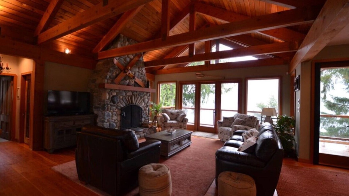 Shawnigan Lake House | Lake Front Relaxation