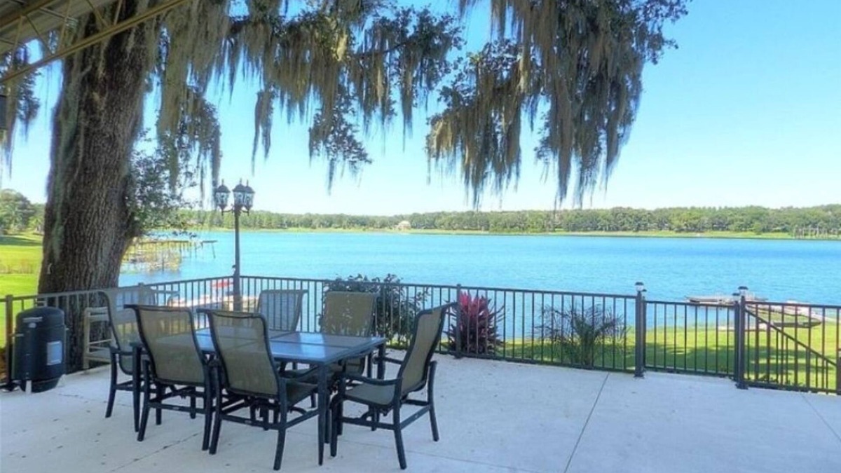 Dade City Apartment | Lake Front Retreat.Get away from it all and relax .away from the city lights