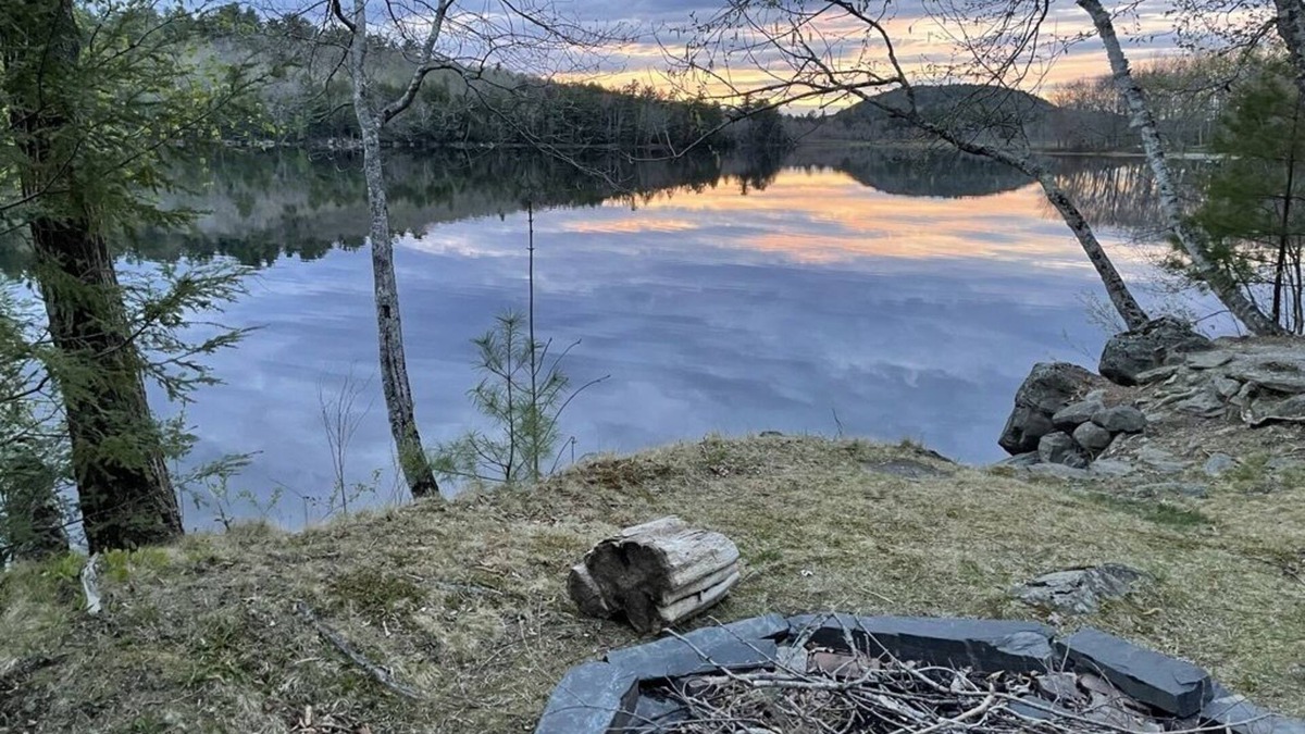 Bucksport Cottage | Lake Front-Spa Tub-Fire Pit-Full Kitchen-Canoe