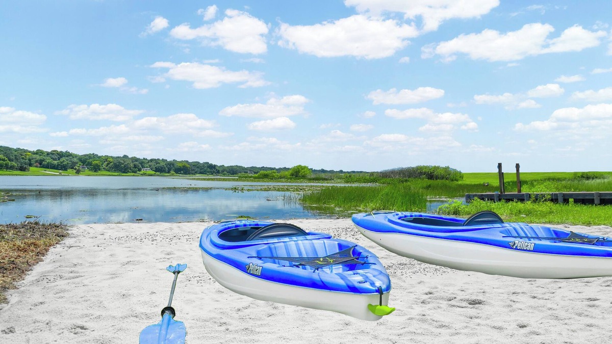 Lake Wales House | Lake Front! Spacious Home w/heated pool & kayaks