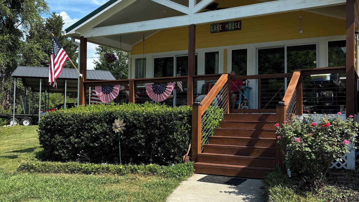 Hiawassee Ski Chalet | Lake Front, Two Docks, Family Friendly, Full Kitchen, Home Away From Home!