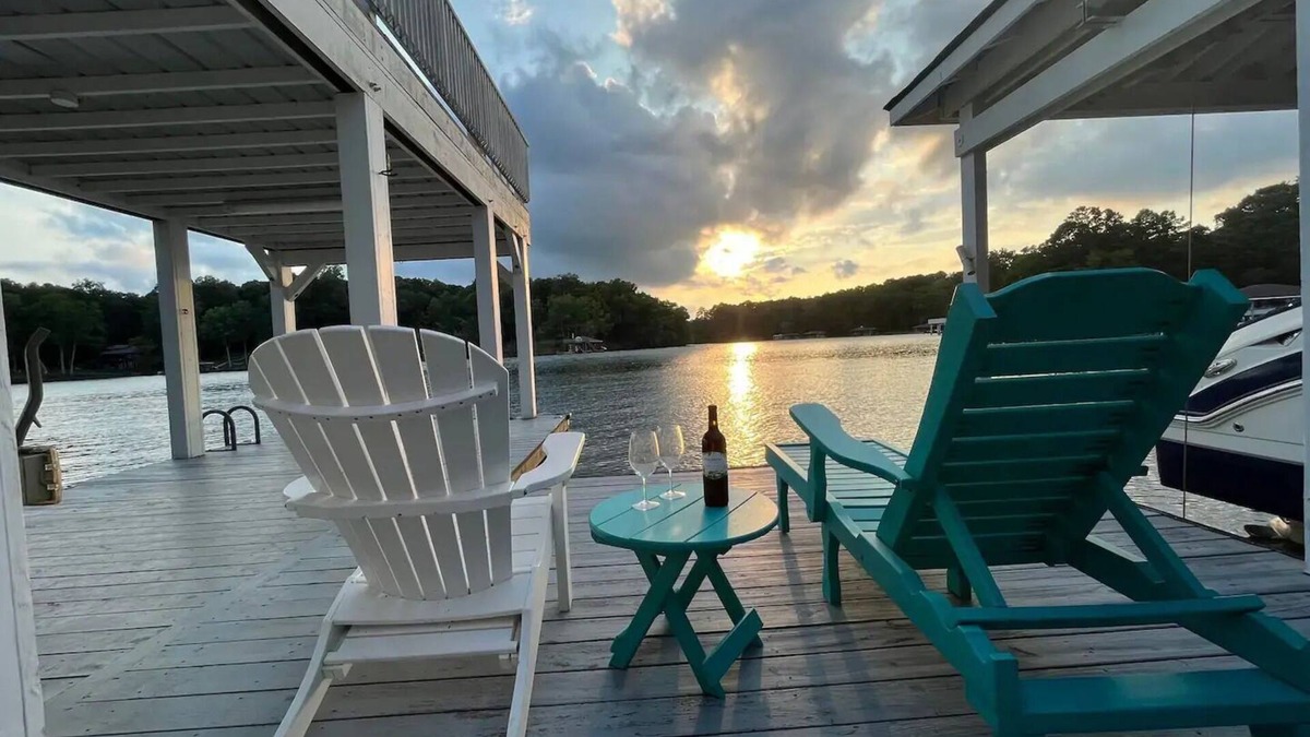 Macon House | Lake Gaston Waterfront-FirePit, Dock, Sundeck, Kayaks, SUP, PingPong,Has it ALL!