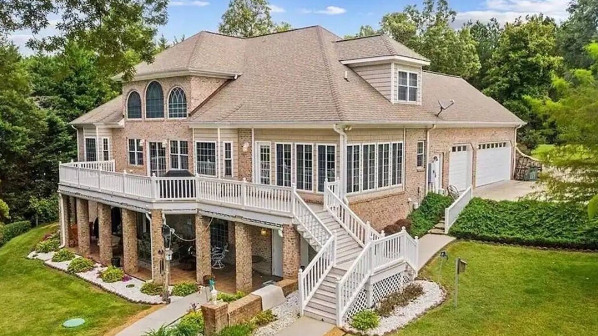Henrico House | Lake Gaston Waterfront Estate BBQ TV AC