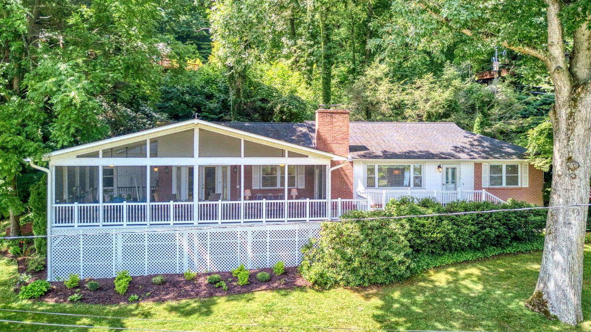 Lake Junaluska House | Lake Gem W/Water Views, Free WiFi, Full Kitchen, Screened-In Deck & More