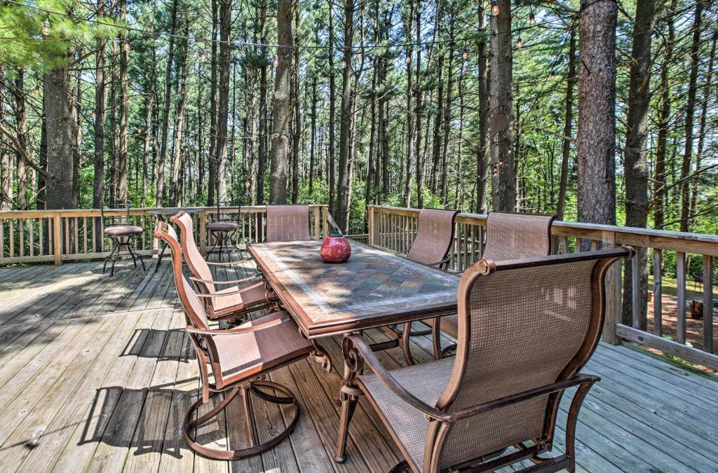 Lake Geneva House | Lake Geneva Getaway with Fire Pit Near Golf