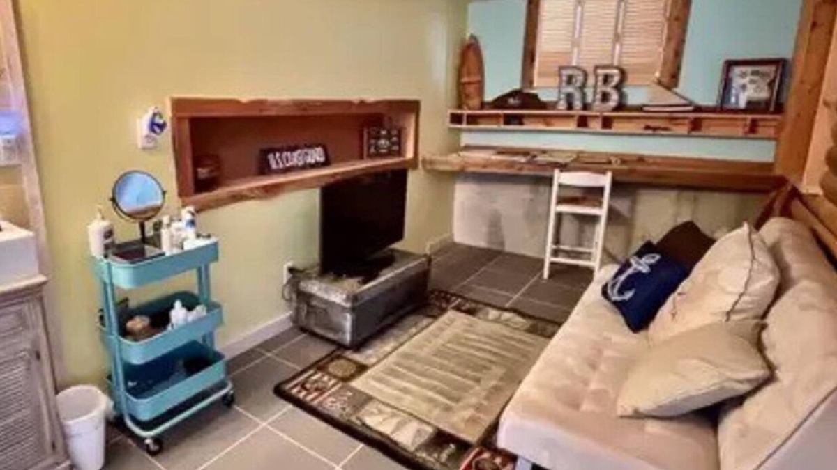 Versailles Cottage | Lake Getaway - Sleeps 12 - includes boat slipnn
