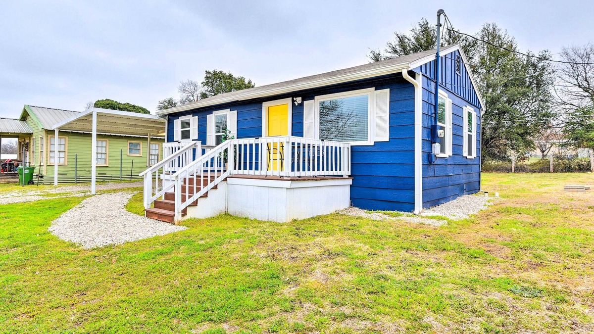 Granbury Cottage | Lake Granbury Getaway ~ 1 Block to Waterfront